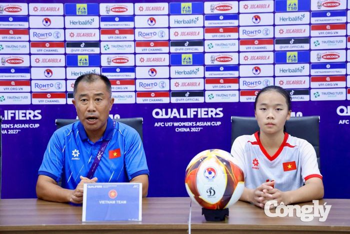 HLV Okiyama Masahiko khen ngợi tinh thần thi đấu của học trò. Ảnh: Phạm Đình.