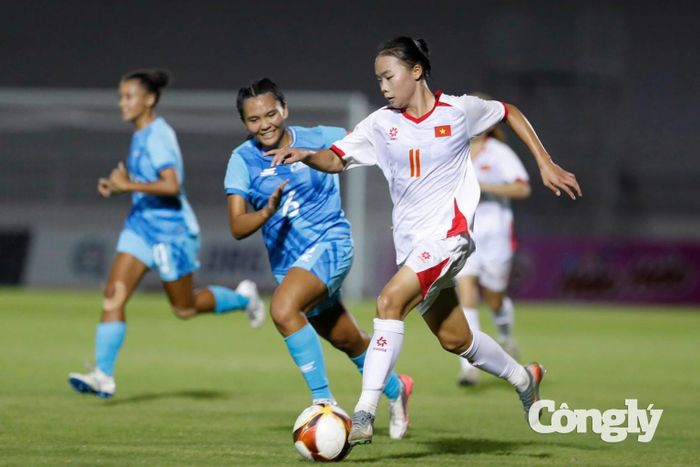 Chiến thắng ấn tượng 20-0 giúp nữ U17 Việt Nam vượt Kyrgyzstan tạm dẫn ngôi đầu bảng D. Ảnh: Phạm Đình.