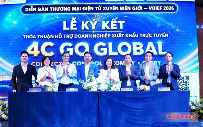 Các đại biểu đã tham dự Lễ ký kết Thỏa thuận Hỗ trợ doanh nghiệp xuất khẩu trực tuyến.