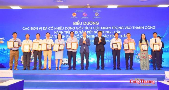 Thứ trưởng Bộ Công Thương Lương Hoàng Thái và ông Nguyễn Lộc Hà, Phó Chủ tịch Thường trực UBND TP. Hồ Chí Minh trao thư khen cho Sở Công Thương các tỉnh, thành đã tích cực tham gia và có nhiều đóng góp quan trọng vào thành công của "Hành trình 15 năm Kết nối cung - cầu giữa TP. Hồ Chí Minh và các tỉnh thành".