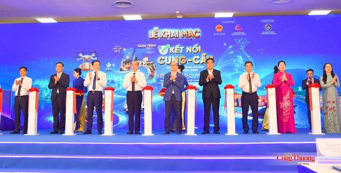Thứ trưởng Bộ Công Thương Lương Hoàng Thái, lãnh đạo TP. Hồ Chí Minh và các đại biểu thực hiện nghi thức cắt băng khai mạc sự kiện.