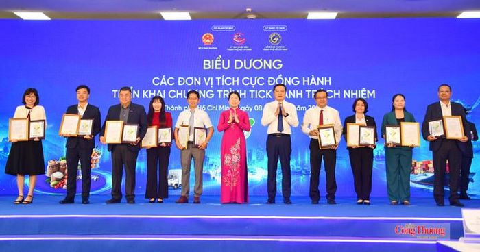 UBND TP. Hồ Chí Minh trao thư khen cho Sở Công Thương các tỉnh, thành và doanh nghiệp, hệ thống phân phối đã tích cực tham gia và có nhiều đóng góp quan trọng vào thành công của "Hành trình 15 năm Kết nối cung - cầu giữa TP. Hồ Chí Minh và các tỉnh thành" tại sự kiện.
