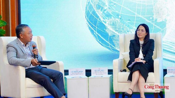 Bà Bùi Thu Thủy, Phó Cục trưởng Cục Đầu tư nước ngoài, Bộ Tài chính (bên phải).