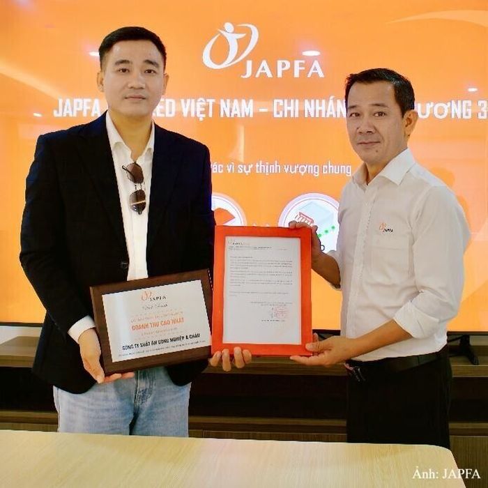 Ông Nguyễn Ánh Nguyệt, Giám đốc Nhà máy thực phẩm JAPFA Chi nhánh Bình Dương, vinh danh khách hàng vì sự đồng hành và phát triển bền vững.