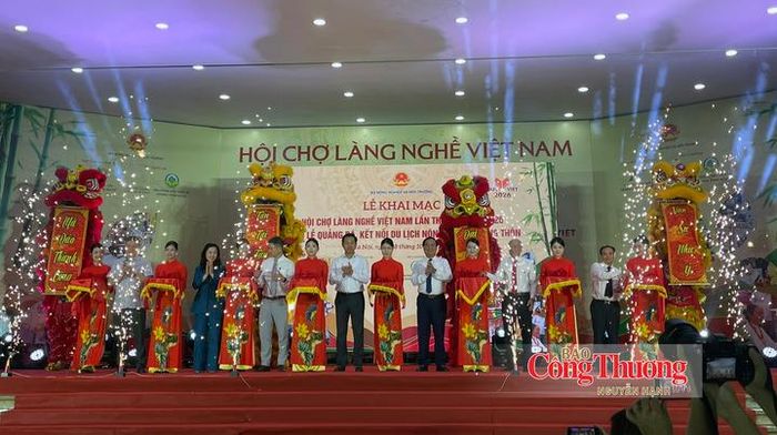 Các đại biểu cắt băng khai mạc Hội chợ.