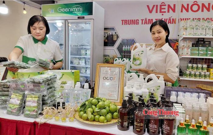 Khu gian hàng sản phẩm làng nghề Thanh Hóa tham gia Hội chợ.