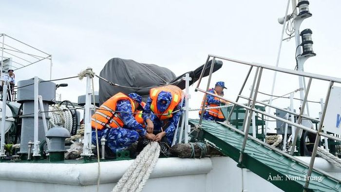Cán bộ, chiến sĩ các tàu củng cố phương tiện, trang bị sẵn sàng phòng chống chống thiên tai, tìm kiếm cứu nạn