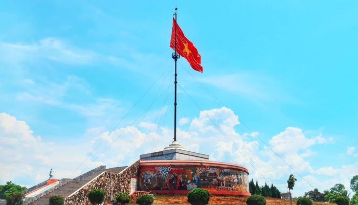 Cột cờ Hiền Lương - biểu tượng đẹp của lòng dũng cảm. Ảnh: bienphong.com.vn