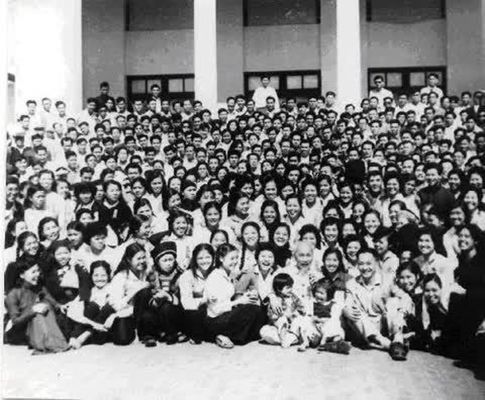 Chủ tịch Hồ Chí Minh chụp ảnh lưu niệm với các đại biểu dự Đại hội Toàn quốc lần thứ II Hội Liên hiệp Thanh niên Việt Nam, ngày 20/12/1961. Ảnh tư liệu