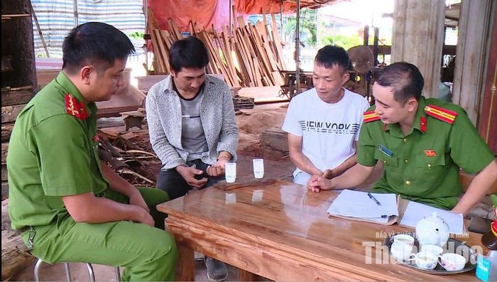 Lực lượng công an tiến hành test nhanh đối với những trường hợp trong diện quản lý sau cai nghiện.