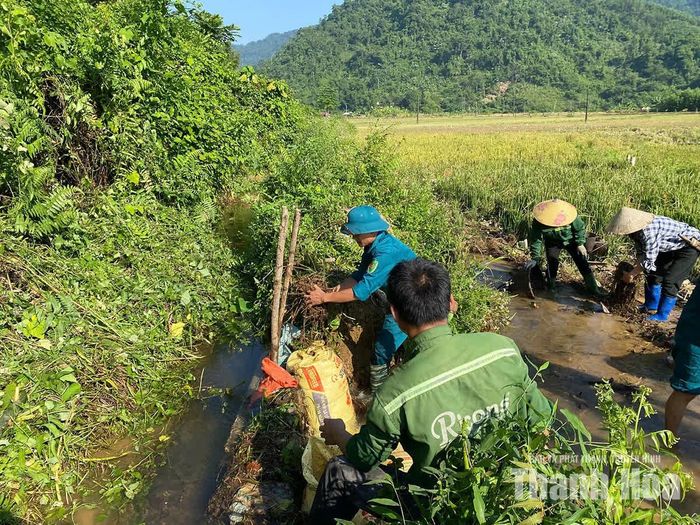 Cán bộ, chiến sĩ trực tiếp phát quang, nạo vét bùn đất, khơi thông dòng chảy.