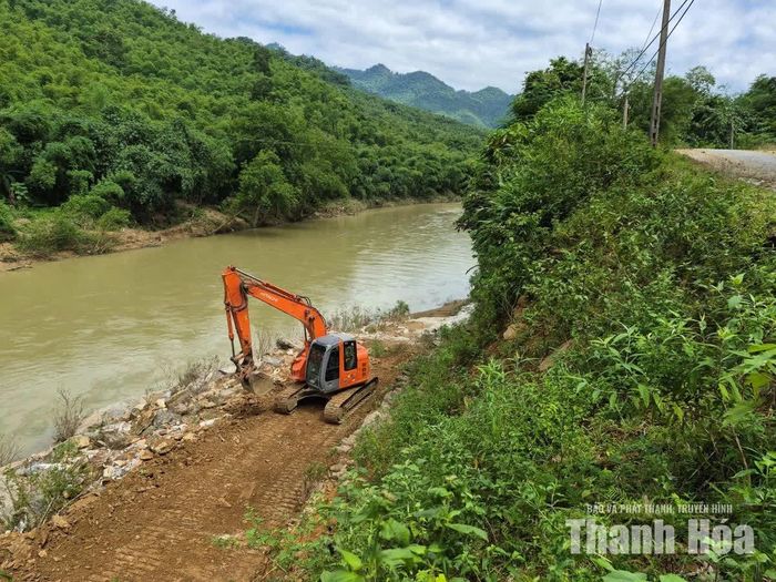 Các điểm sạt lở dọc sông Lò đang được gia cố, khắc phục.