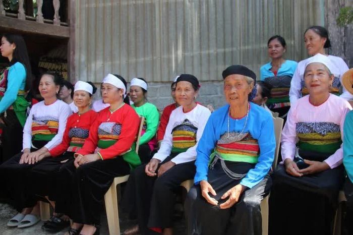 Phụ nữ Mường gắn bó với trang phục truyền thống.