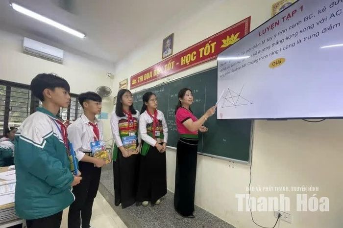 Các em học sinh dân tộc thiểu số, trong đó có dân tộc Mường mặc trang phục truyền thống trong giờ lên lớp.