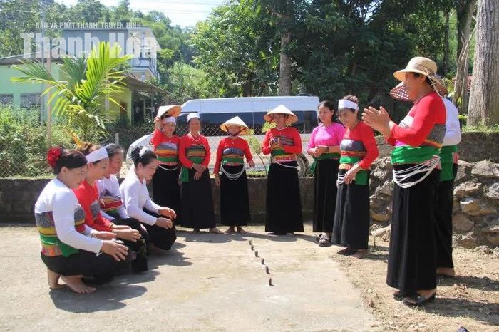 Trong trang phục truyền thống, phụ nữ Mường xã Thành Vinh tham gia các trò chơi dân gian.
