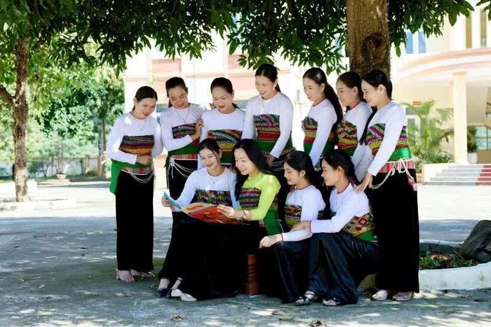 Phụ nữ dân tộc Mường xã Thạch Quảng trong trang phục truyền thống.
