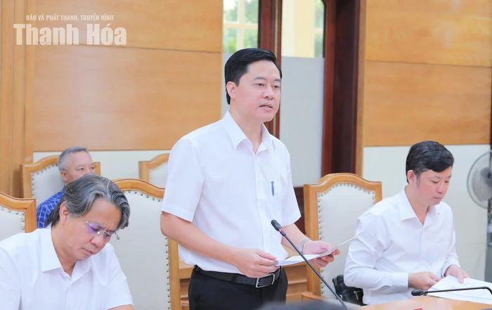 Lãnh đạo Sở Văn hóa, Thể thao và Du lịch trình bày báo cáo tại hội nghị.