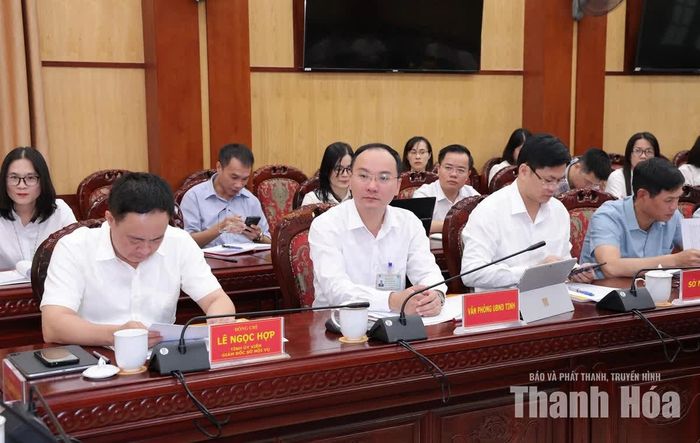 Các đại biểu dự buổi làm việc.