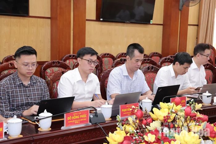 Các đại biểu dự buổi làm việc.