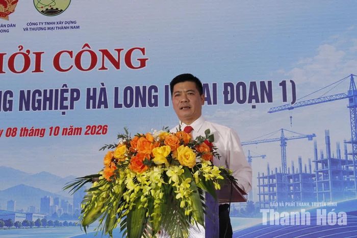 Chủ tịch UBND xã Hà Long Hoàng Anh Tuấn phát biểu tại buổi lễ.