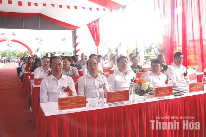 Phó Bí thư Tỉnh ủy Trịnh Tuấn Sinh và các đại biểu tham dự lễ khởi công.