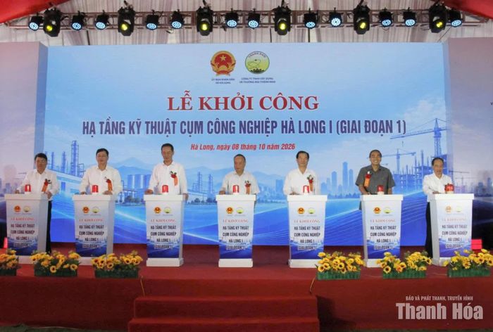 Các đại biểu, nhà đầu tư thực hiện nghi thức khởi công dự án.