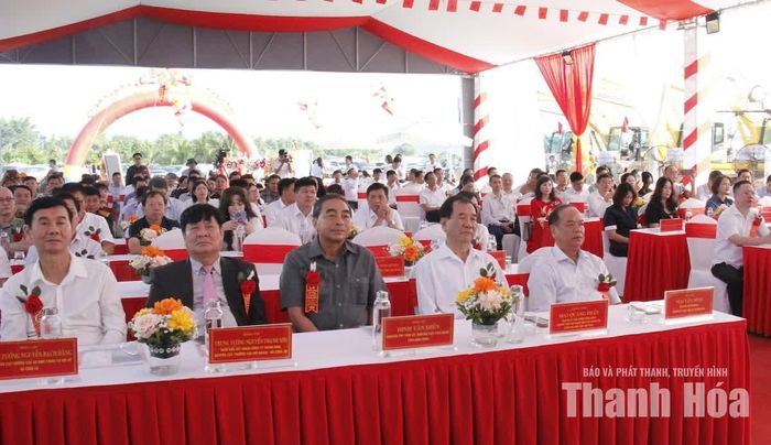 Các đại biểu dự buổi lễ.