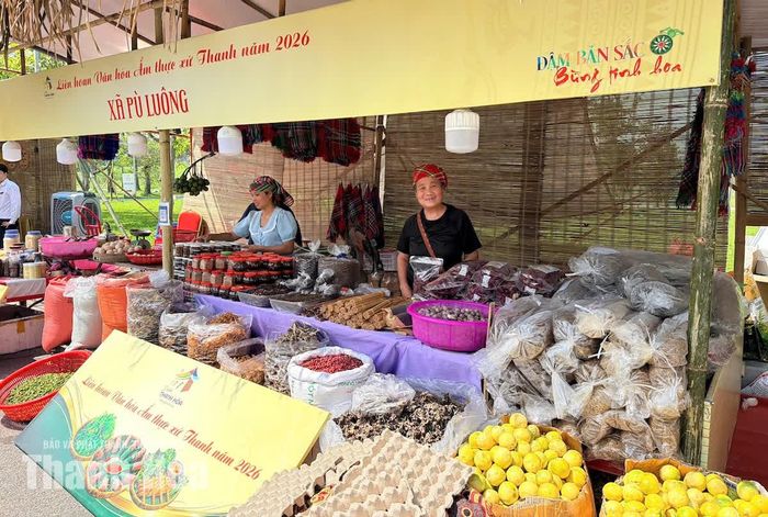 Gian hàng xã Pù Luông với nhiều sản vật đặc trưng của núi rừng.