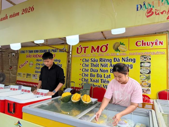 Gian hàng của tỉnh Đồng Tháp tham gia liên hoan.