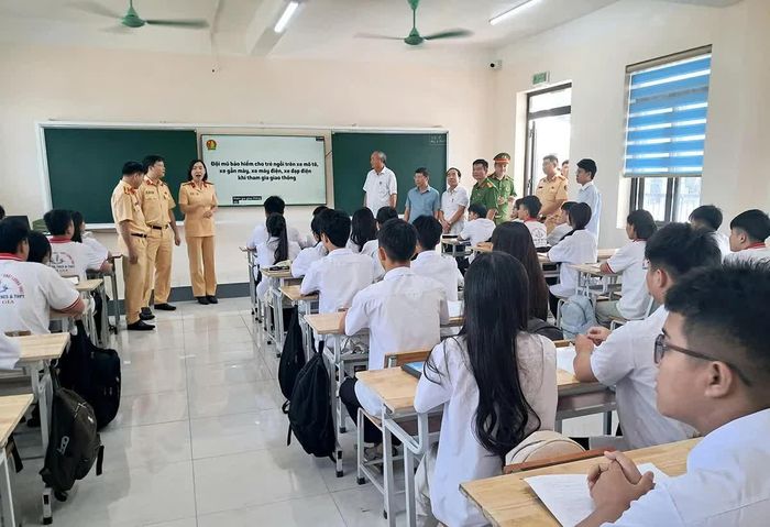 Phòng CSGT hướng dẫn cán bộ, giáo viên ứng dụng mô hình tuyên truyền trật tự ATGT cho học sinh.