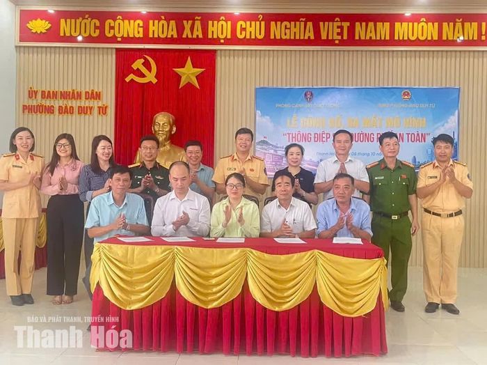 Tổ chức, đơn vị trường học trên địa bàn phường Đào Duy Từ ký cam kết thực hiện tuyên truyền trên không gian số.