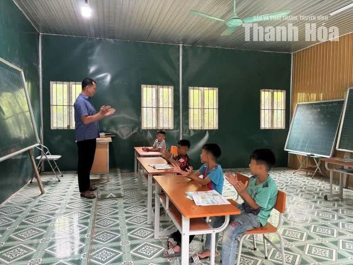 Những lúc lớp học cùng quay về một hướng.