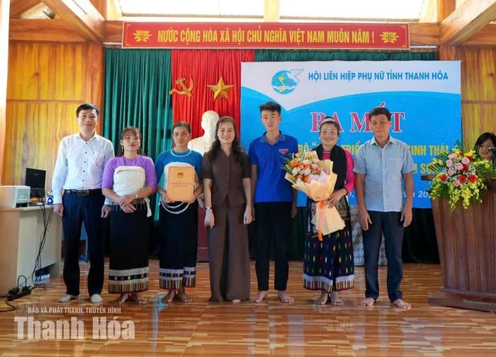 Lãnh đạo Hội LHPN tỉnh và xã Linh Sơn trao quyết định thành lập CLB “Phụ nữ phát triển du lịch sinh thái cộng đồng bản Năng Cát”.