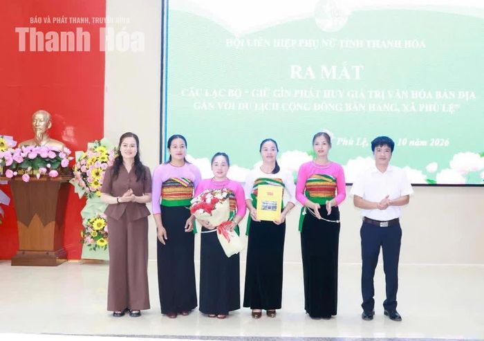 Lãnh đạo Hội LHPN tỉnh và lãnh đạo xã Phú Lệ trao quyết định thành lập mô hình CLB "Giữ gìn, phát huy giá trị văn hóa bản địa gắn với du lịch cộng đồng bản Hang”.