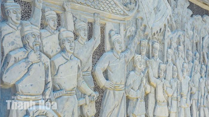 Bức phù điêu bằng đá khổ lớn tại Khu di tích căn cứ khởi nghĩa Ba Đình tái hiện lại cuộc khởi nghĩa.