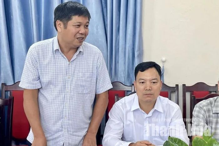 Lãnh đạo xã Phú Xuân báo cáo việc thực hiện các chính sách an sinh xã hội đối với người dân bị ảnh hưởng do sắp xếp đơn vị hành chính, thôn, tổ dân phố năm 2026 tại địa phương.