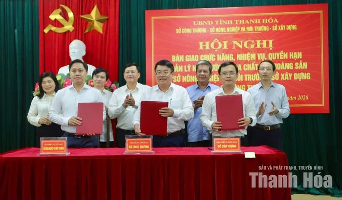 Lãnh đạo Sở Công Thương, Sở Xây dựng; Sở Nông nghiệp và Môi trường ký thực hiện bàn giao nhiệm vụ quản lý địa chất và khoáng sản.