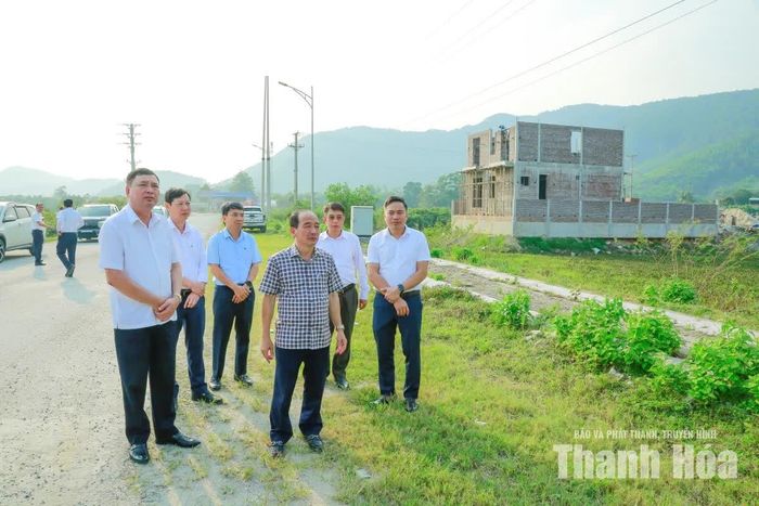 Phó Chủ tịch Thường trực HĐND tỉnh cùng đoàn công tác kiểm tra mặt bằng dân cư Hưng Phát, xã Hà Trung.