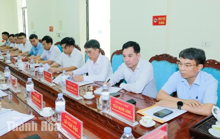 Các thành viên Tổ theo dõi số 4 của Ban Thường vụ Tỉnh ủy dự hội nghị.