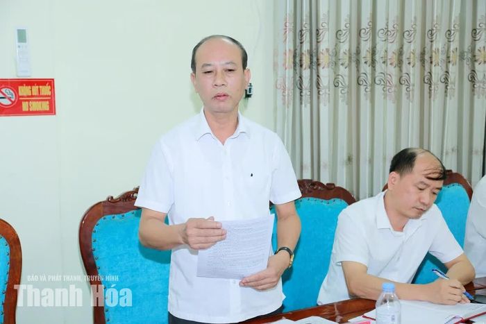 Bí thư Đảng ủy xã Hoạt Giang báo cáo tại hội nghị.