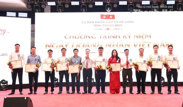 Lãnh đạo xã Hà Long trao Giấy khen cho các doanh nghiệp, doanh nhân tiêu biểu.