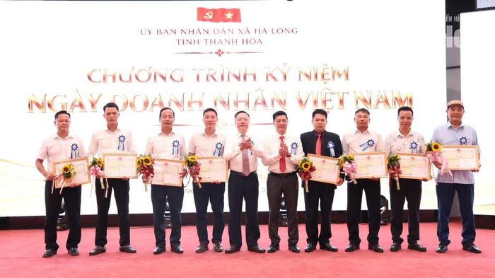 Lãnh đạo xã Hà Long trao Giấy khen cho các doanh nghiệp, doanh nhân tiêu biểu.