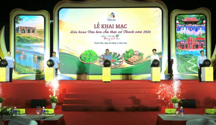 Chủ tịch UBND tỉnh Tô Anh Dũng cùng các đại biểu thực hiện nghi thức khai mạc Liên hoan văn hóa ẩm thực năm 2026.