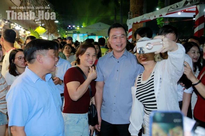 Chủ tịch UBND tỉnh Tô Anh Dũng chụp ảnh lưu niệm cùng người dân.
