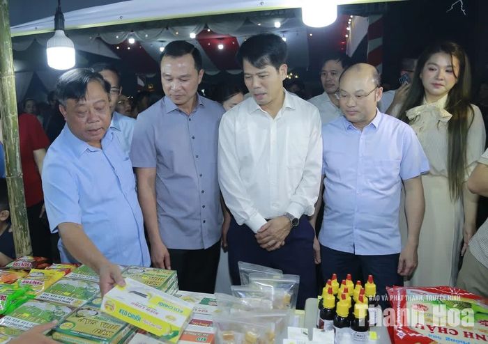 Chủ tịch UBND tỉnh Tô Anh Dũng cùng các đại biểu tham quan gian hàng.