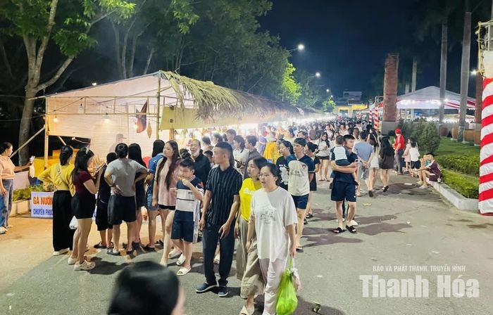 Liên hoan thu hút đông đảo Nhân dân và du khách tham gia.