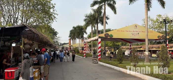 Du khách trải nghiệm không gian văn hoá ẩm thực xứ Thanh năm 2026.