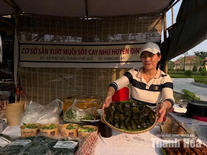 Đặc sản Huế được trưng bày và bán thu hút nhiều thực khách đến trải nghiệm.