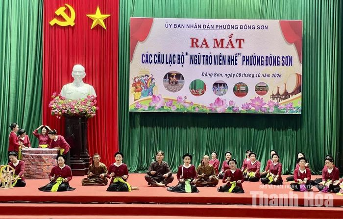 Hình ảnh trong Liên khúc: Đi cấy - Đi gặt - Xe chỉ - Vá may - Đan lừ do Câu lạc bộ Ngũ trò Viên Khê tổ dân phố Đông Khê biểu diễn tại buổi lễ.