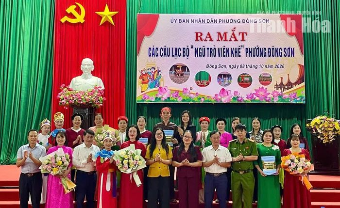 Đại diện lãnh đạo phường Đông Sơn và các đại biểu trao quyết định thành lập và chụp ảnh lưu niệm cùng đại diện các câu lạc bộ Ngũ trò Viên Khê.